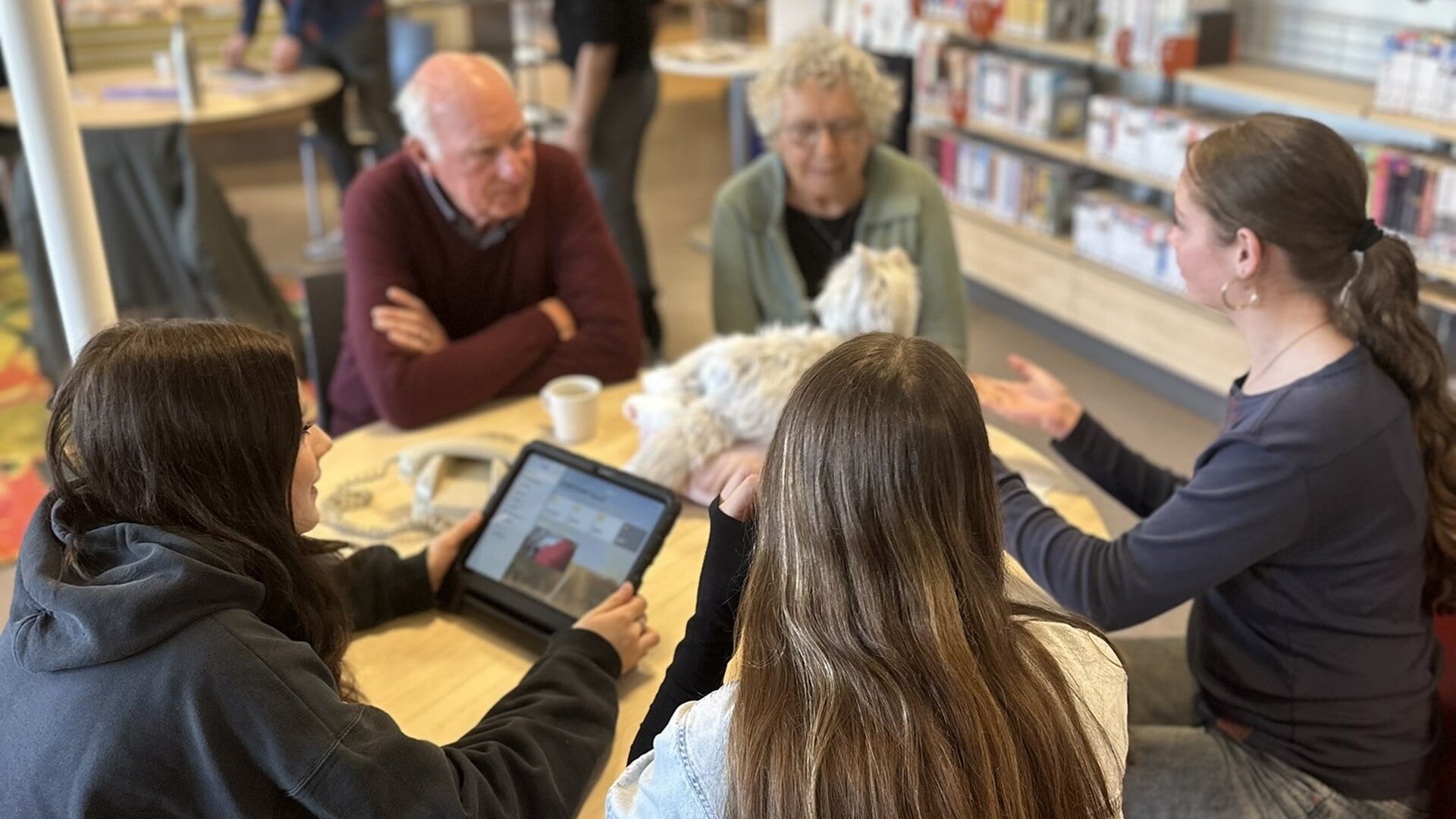 Leerlingen Eekeringe en ouderen leren van elkaar: aan de slag met Wonderfoon en robotkat