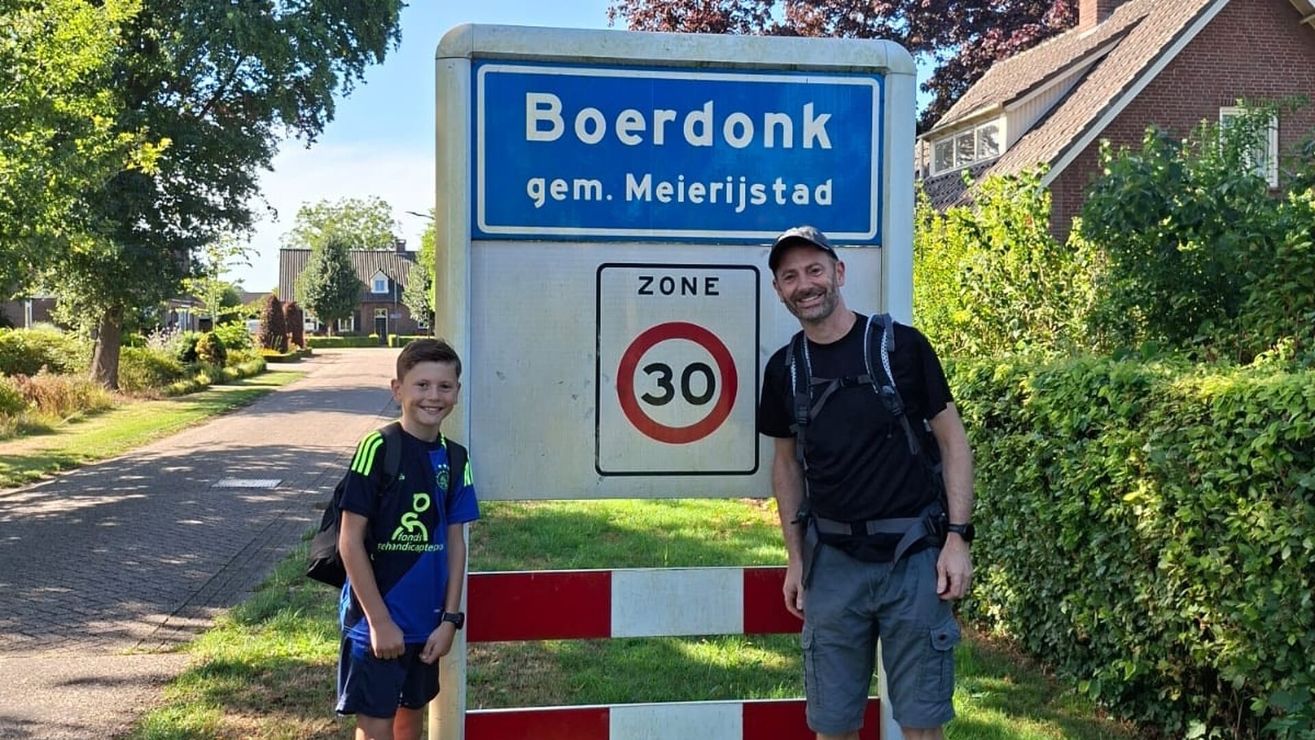 Vader en zoon lopen in drie dagen langs alle kernen van Meierijstad
