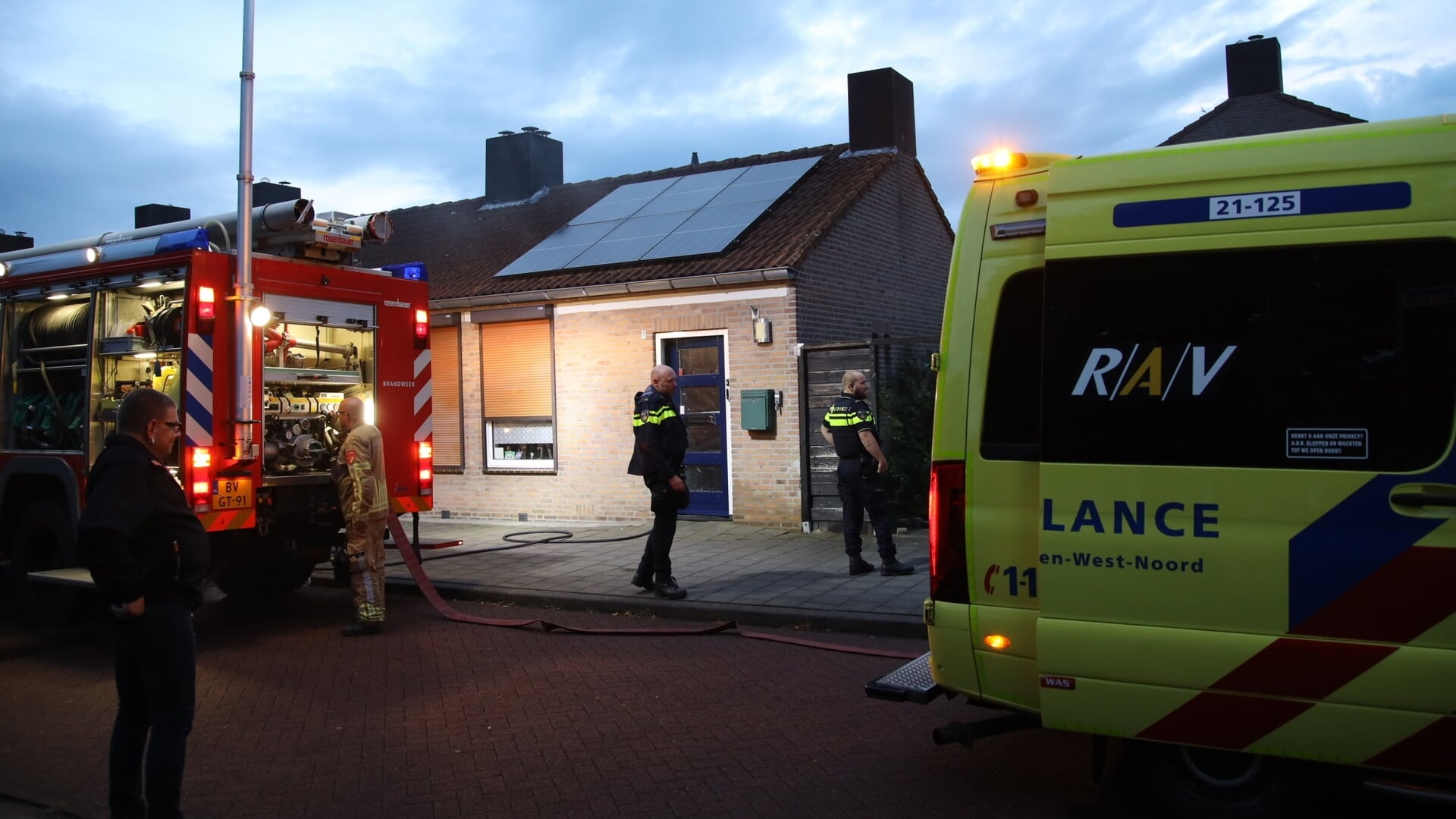Kat gered uit brandende woning in Gennep, bewoonster gewond