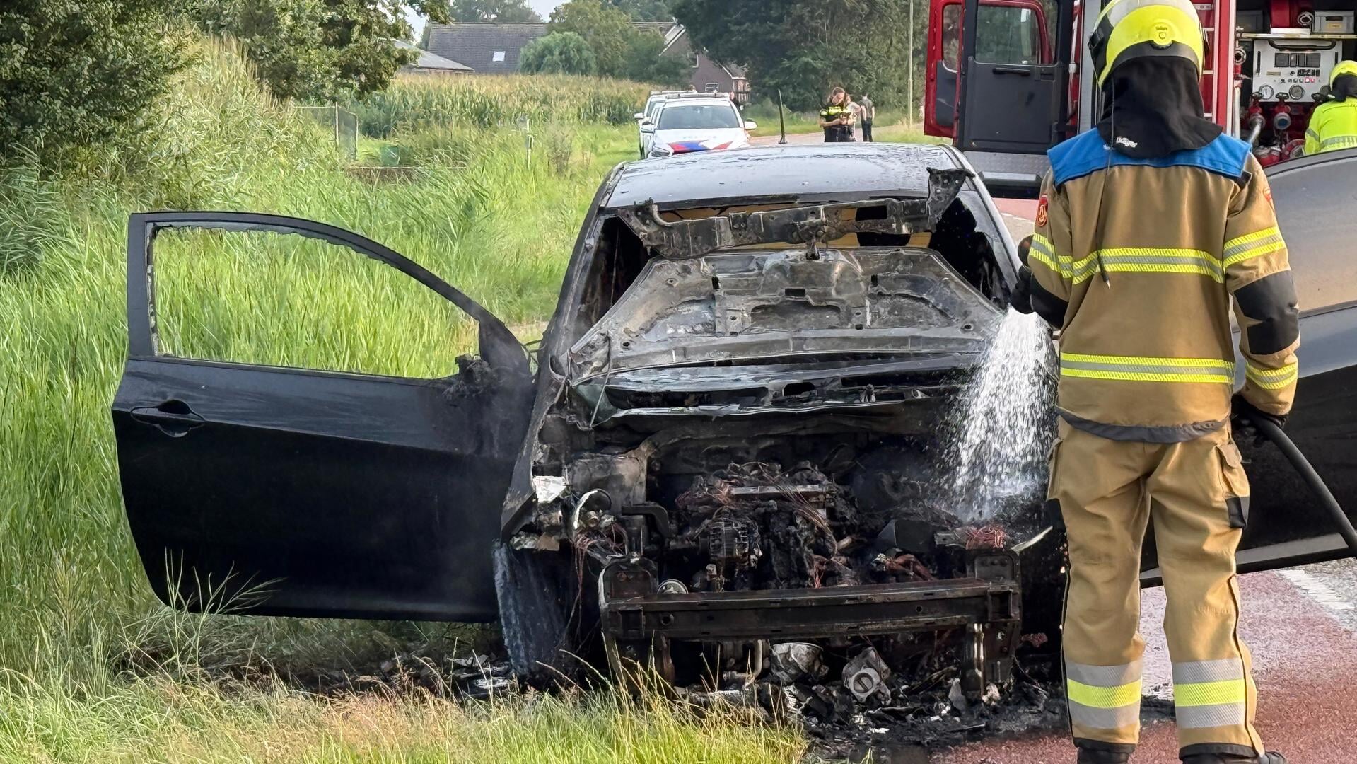 Auto vliegt al rijdend in brand aan De Steeg