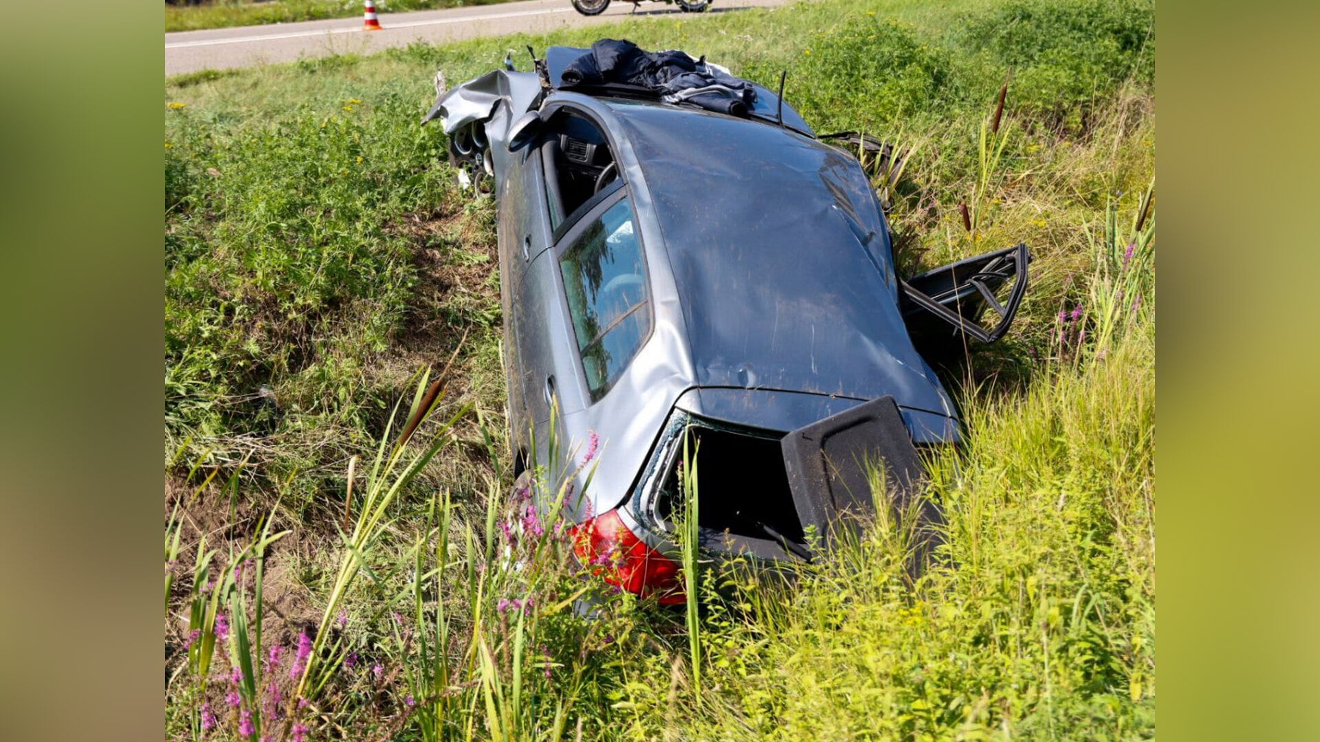 Auto ramt lantaarnpaal en eindigt in sloot Geffen, bestuurder aangehouden