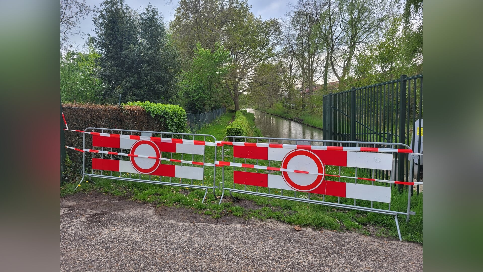 Rioolwater in Alleesloot door verstopping – Vermijd contact met het water
