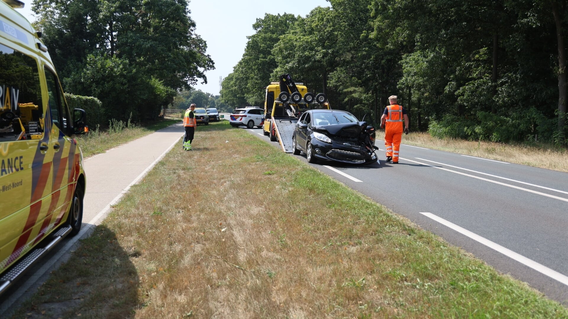 Automobilist wil bestuurder met pech helpen maar dat resulteert in kop-staartbotsing bij Oploo