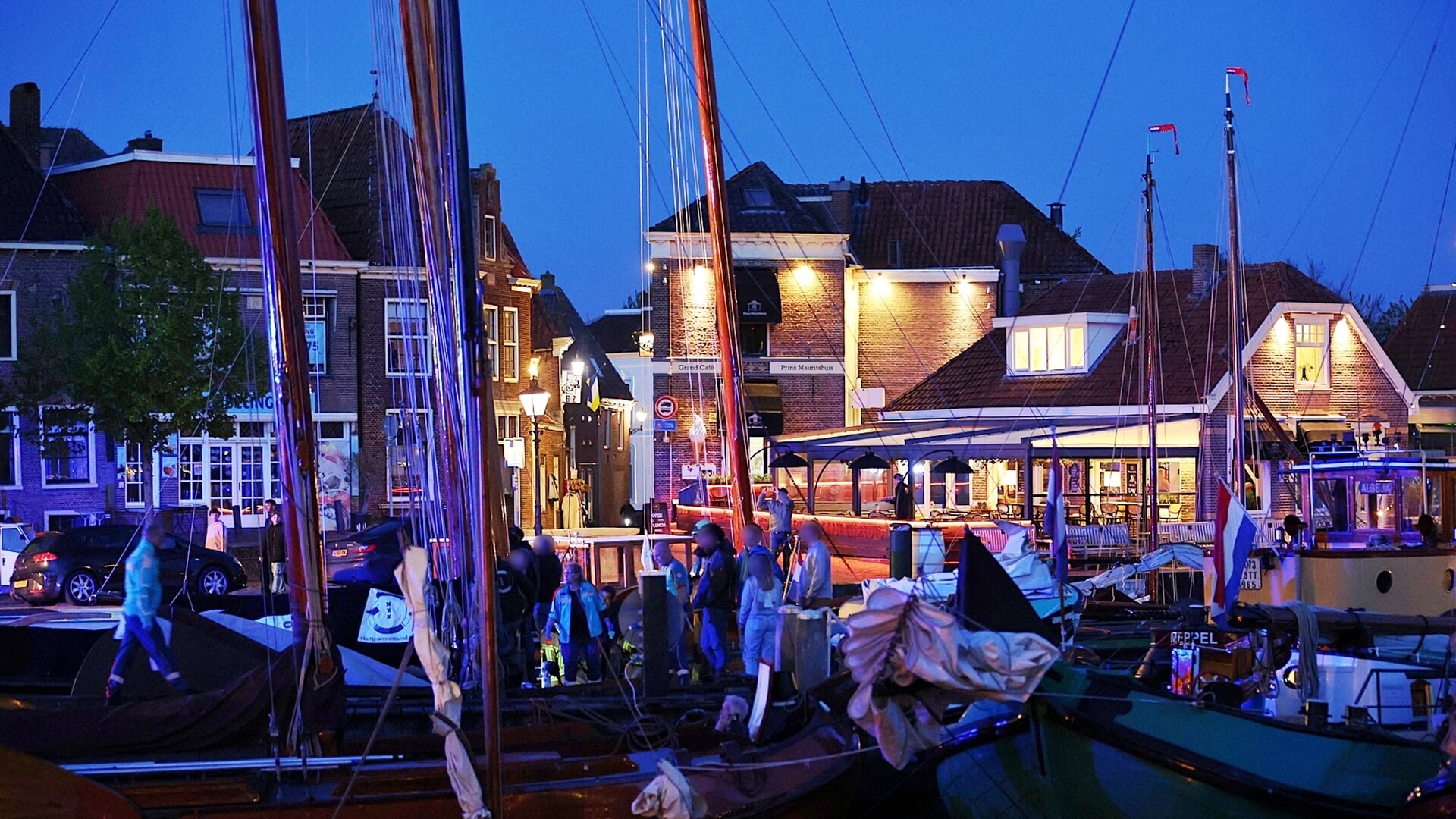 Man valt van skutsje in Blokzijl op vooravond van Mattenschippersrace