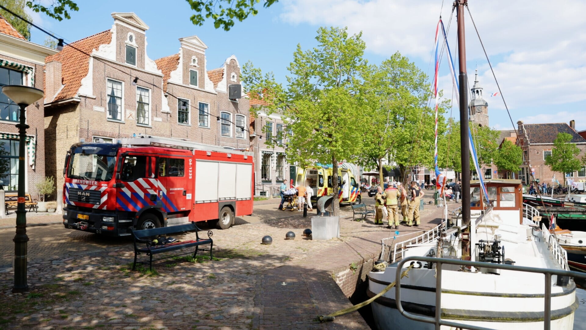 Vrouw gewond op schip aan de Bierkade in Blokzijl