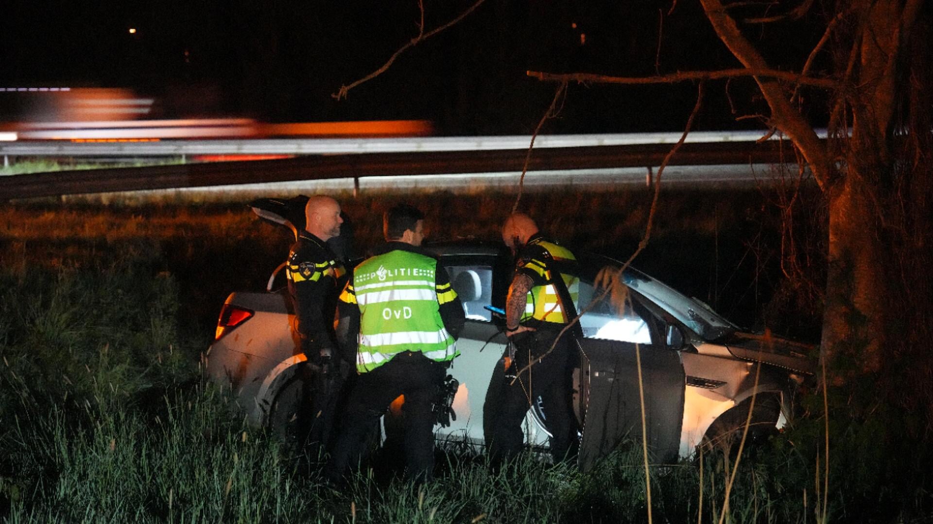 Achtervolging na gewelddadige overval eindigt tegen boom bij Meppel