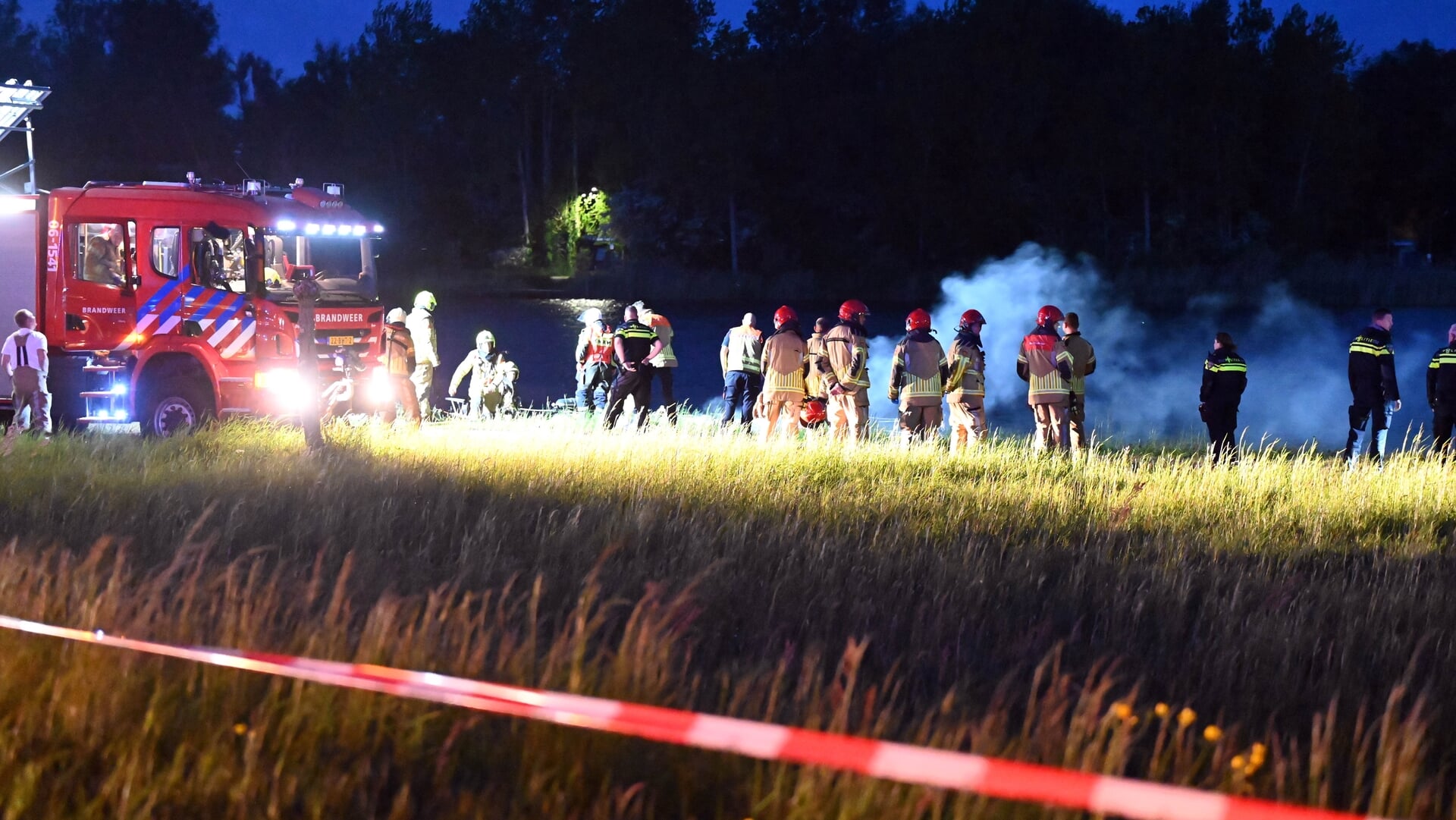 112 DRONTEN: Dode en zwaargewonde na explosie en brand op boot Drontermeer