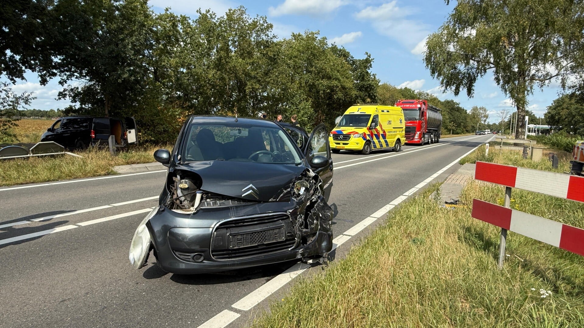 Auto’s botsen op elkaar aan Dorpenweg
