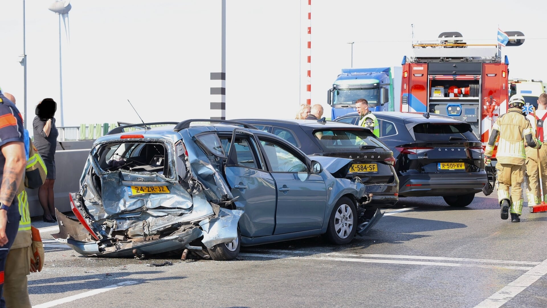 112 DRONTEN: Kettingbotsing op Ketelbrug twee gewonden en lange file