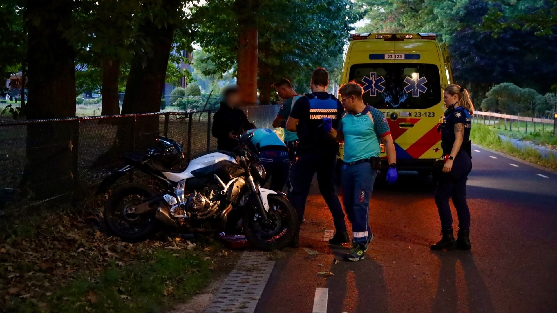Motorrijder gaat onderuit en schuift meters ver door over asfalt in Stevensbeek