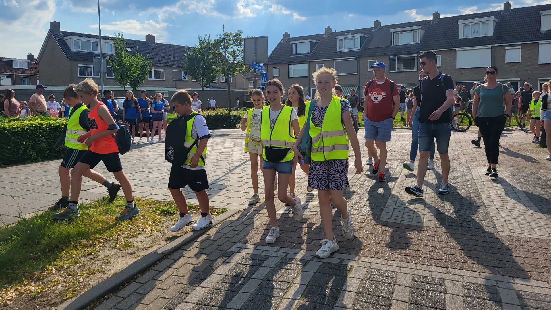Wandelaars op pad tijdens 57e Avondwandelvierdaagse