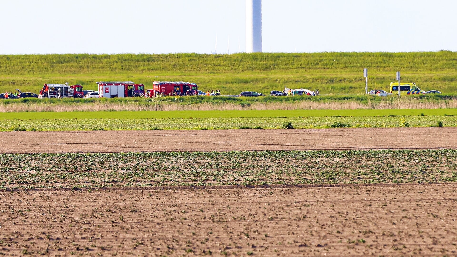 Vrouw (53) uit Zwartewaterland overleden na zwaar ongeval in file op A6 bij Swifterbant