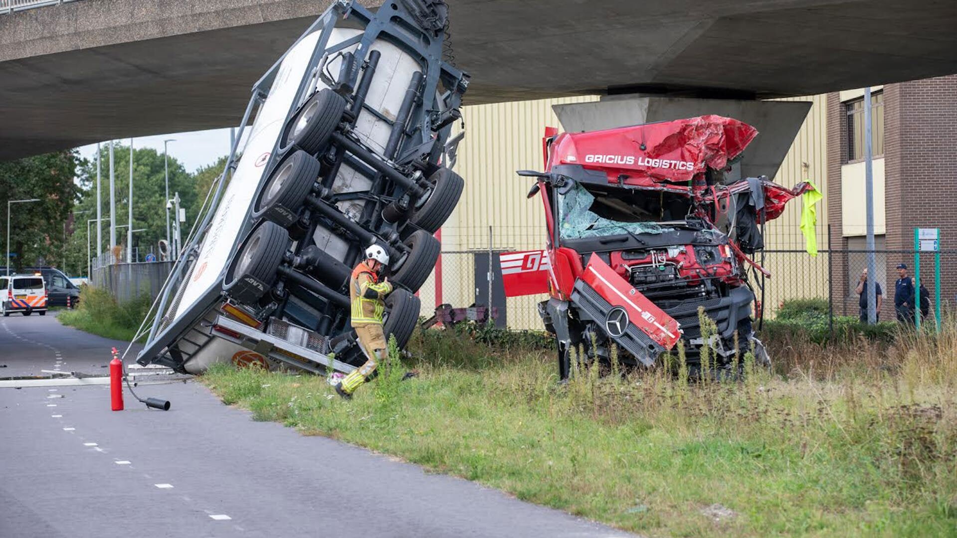 Vrachtwagen Rijdt Van Viaduct Op A4 Bestuurder Met Spoed Naar