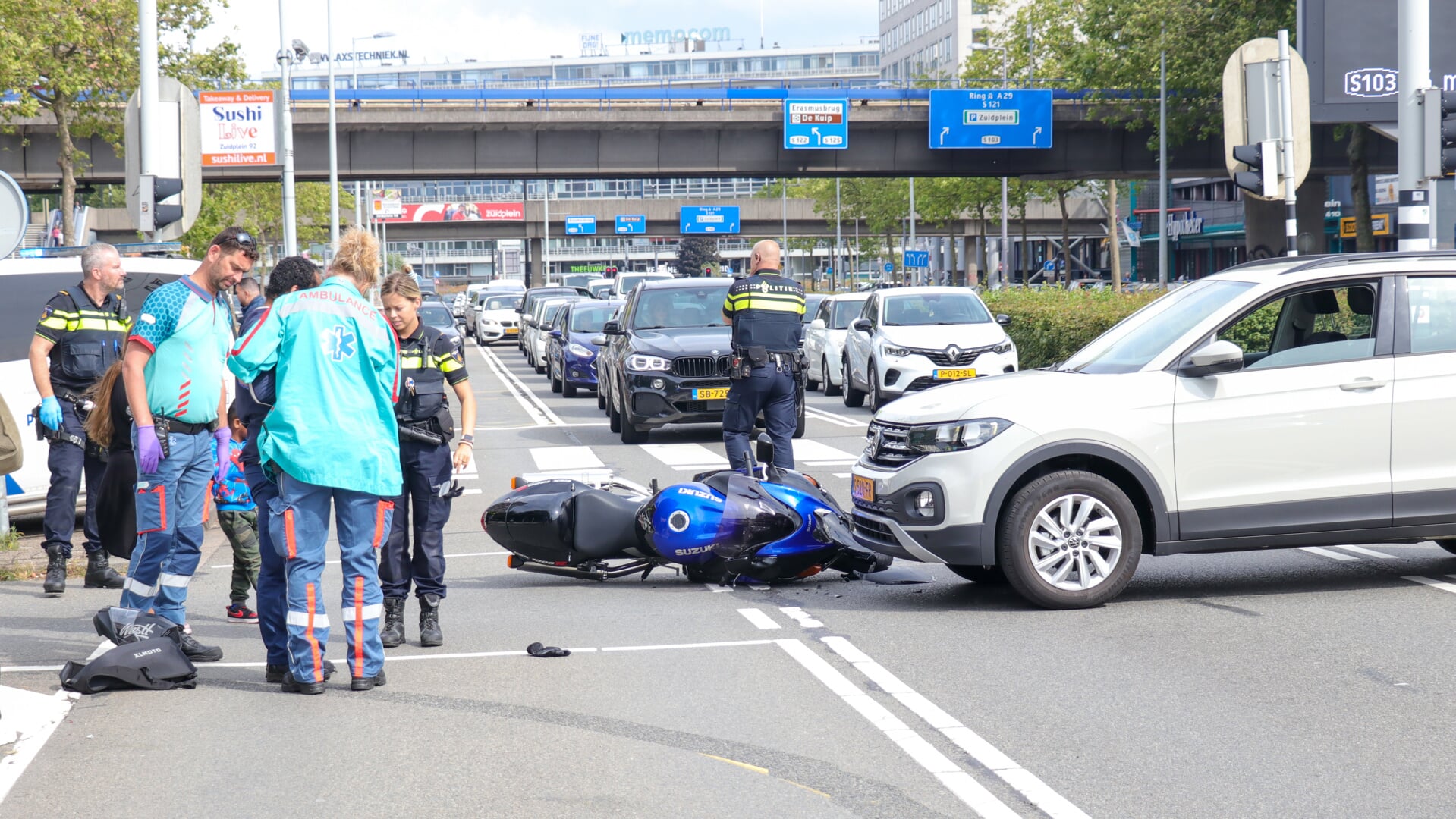 Motorrijder Raakt Lichtgewond Bij Aanrijding Op Pleinweg In Charlois ...