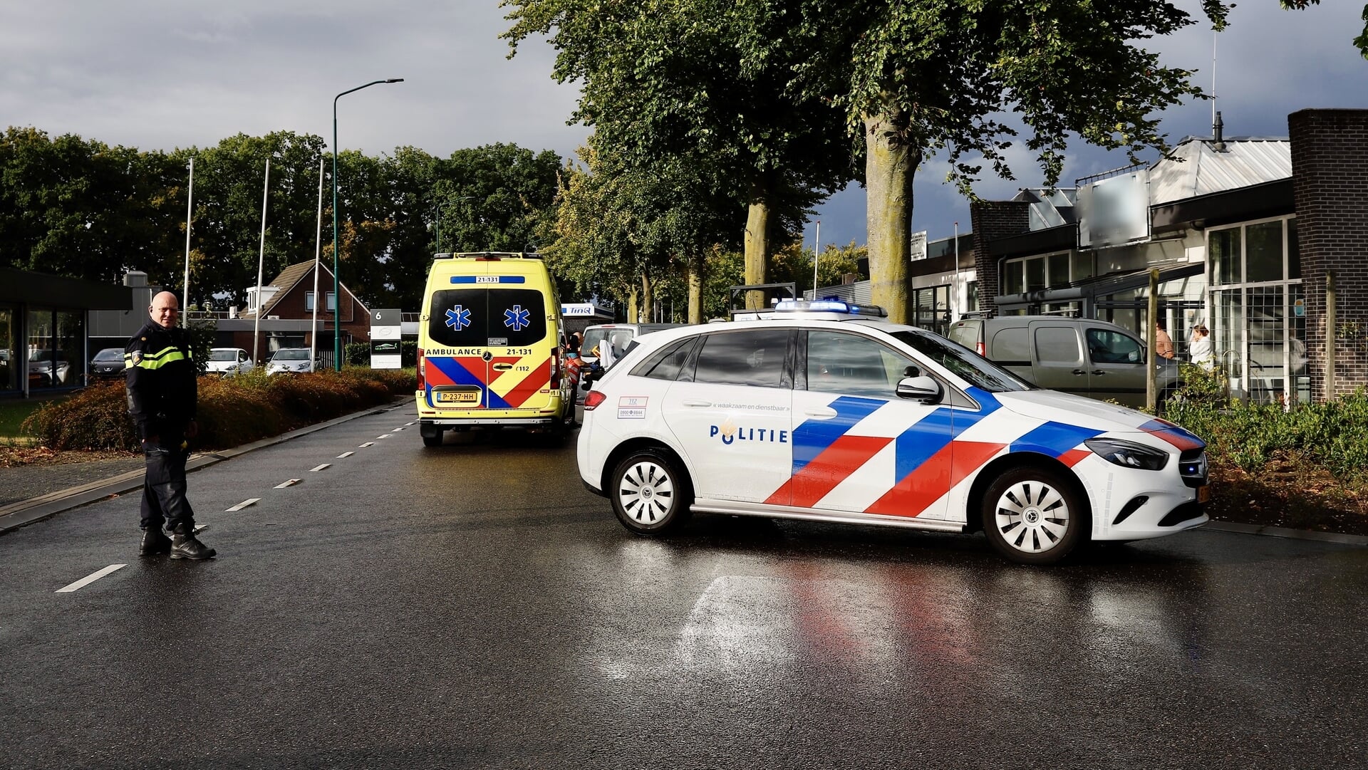 Wielrenster botst achterop bestelbus