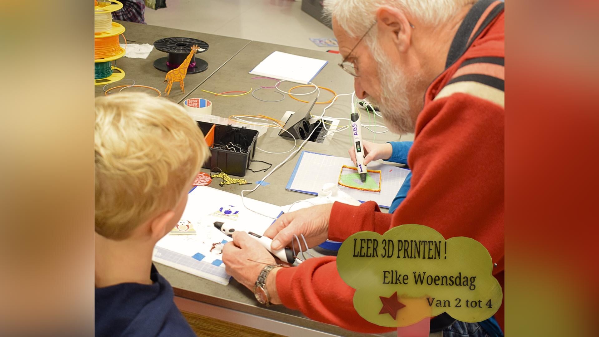 Kinderen bouwen eigen kunstwerkjes met 3D-pen in Bibliotheek Swifterbant