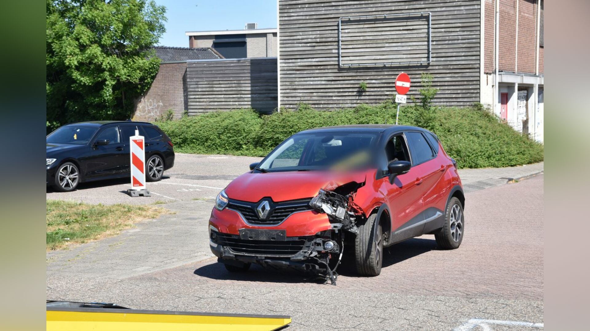Auto eindigt in bouwhek op Steenwijkerdiep in Steenwijk