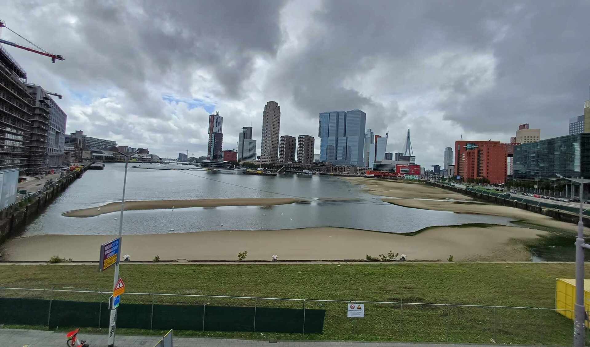 Elke dag wordt het strand in de Rijnhaven groter en groter - Adverteren ...