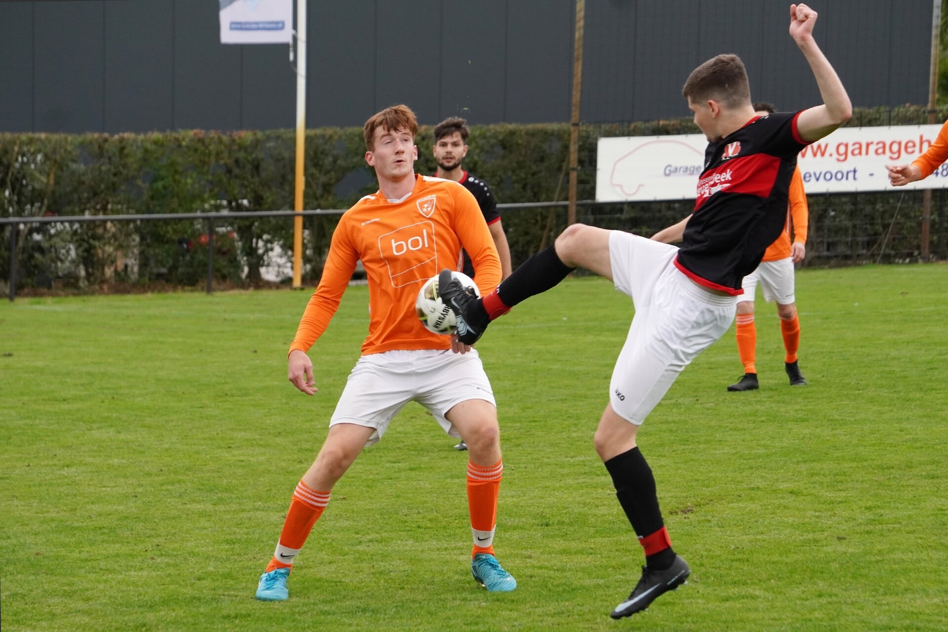 5F: SVS dichtbij stunt tegen Toxandria, Vitesse start met remise bij Middenpeel, Holthees-Smakt fors