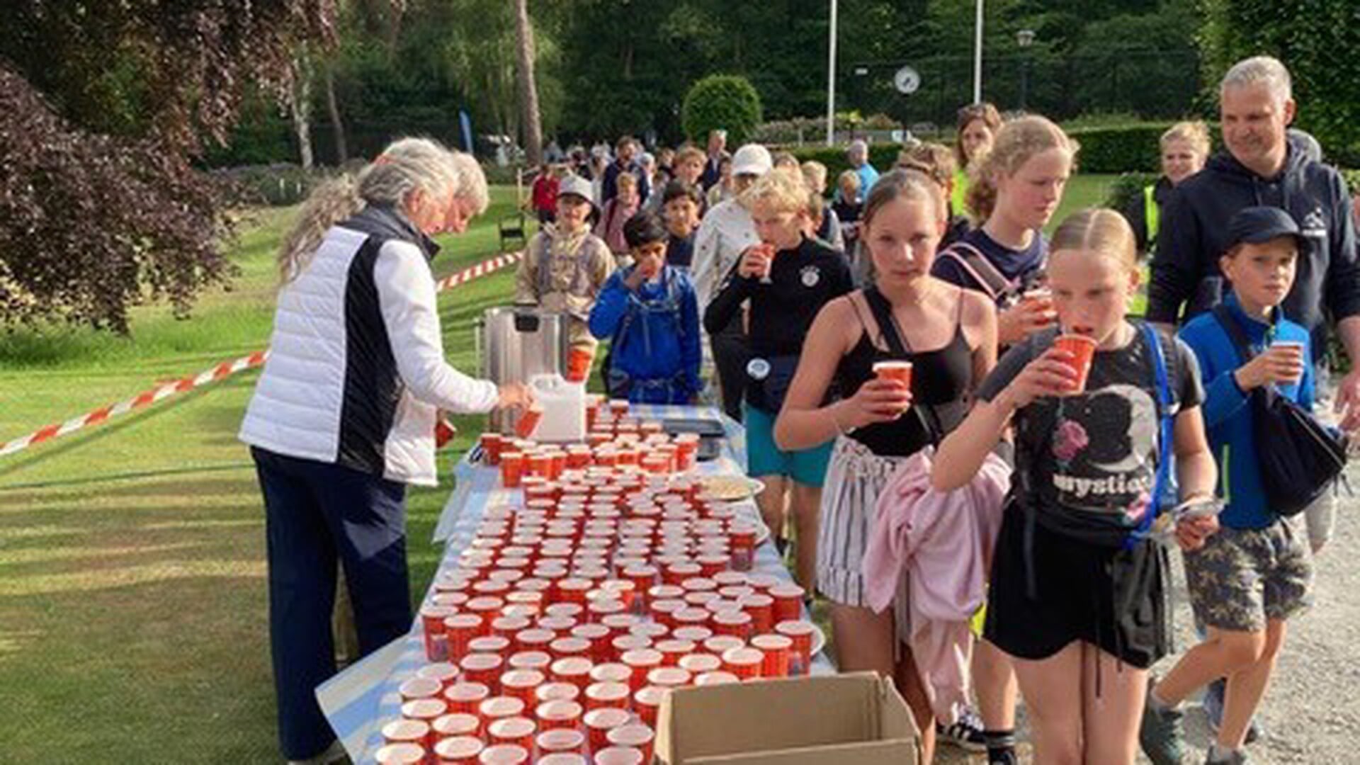 Avondwandelvierdaagse brengt jeugd naar Hattemse Golfclub
