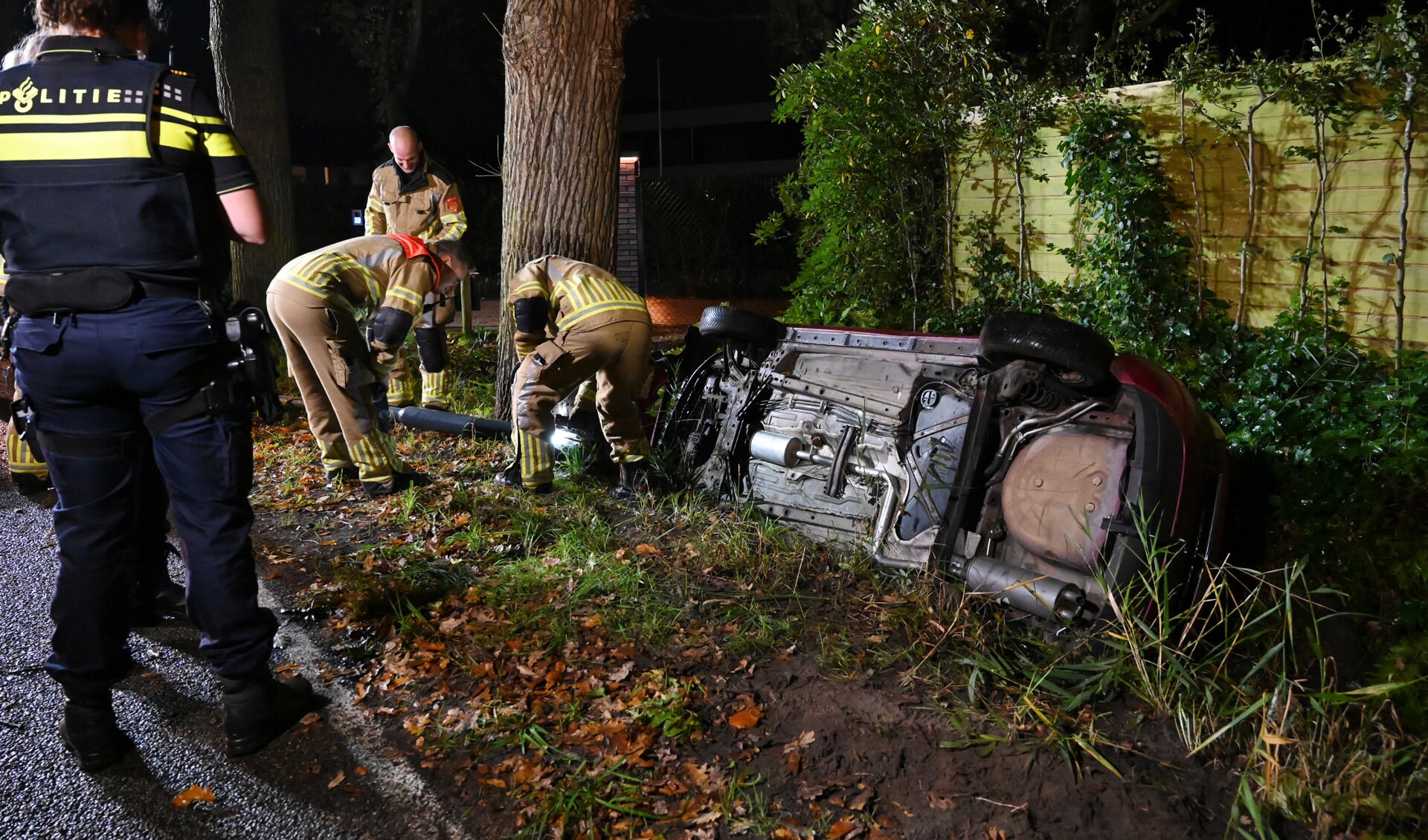 Auto Belandt In Sloot Na Crash Met Lantaarnpaal, Bestuurder Naar ...