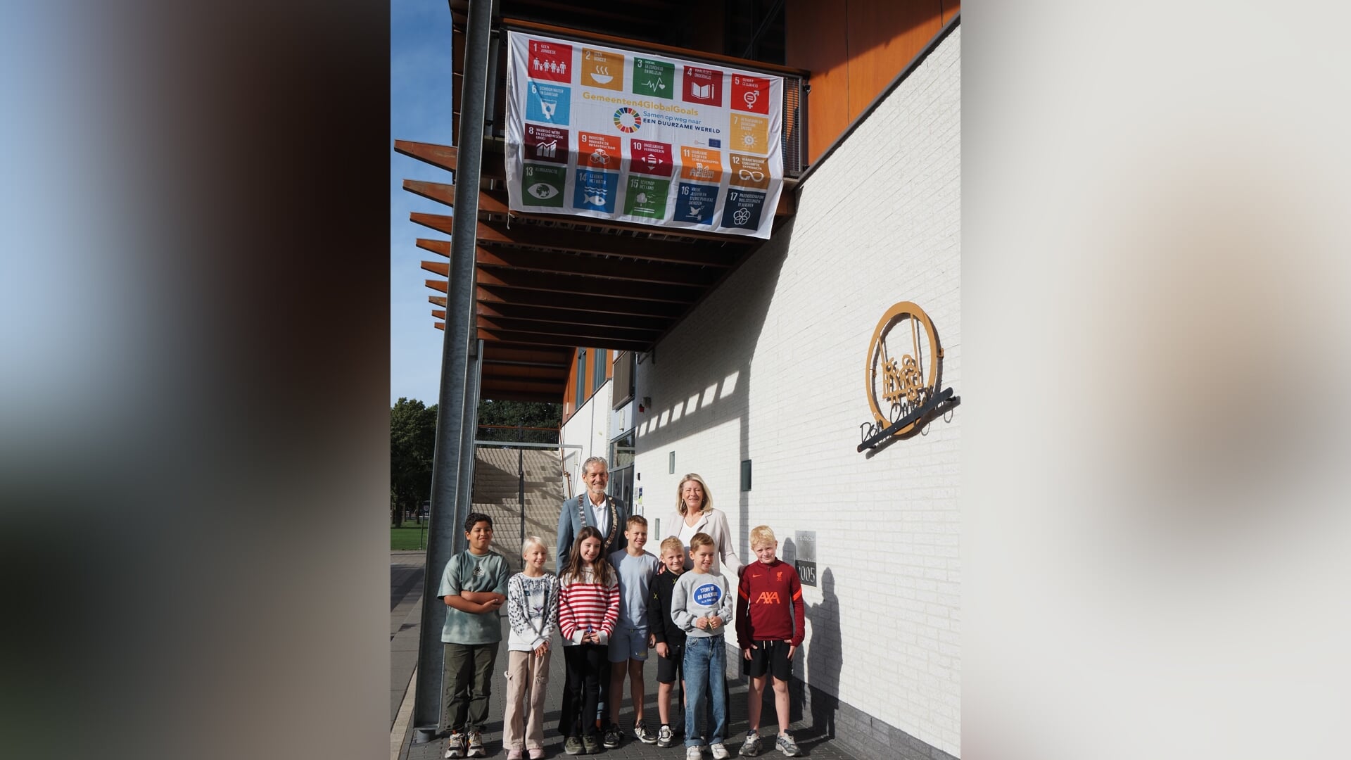 Leerlingen Den Omgang Schaijk onthullen Global Goals-vlag