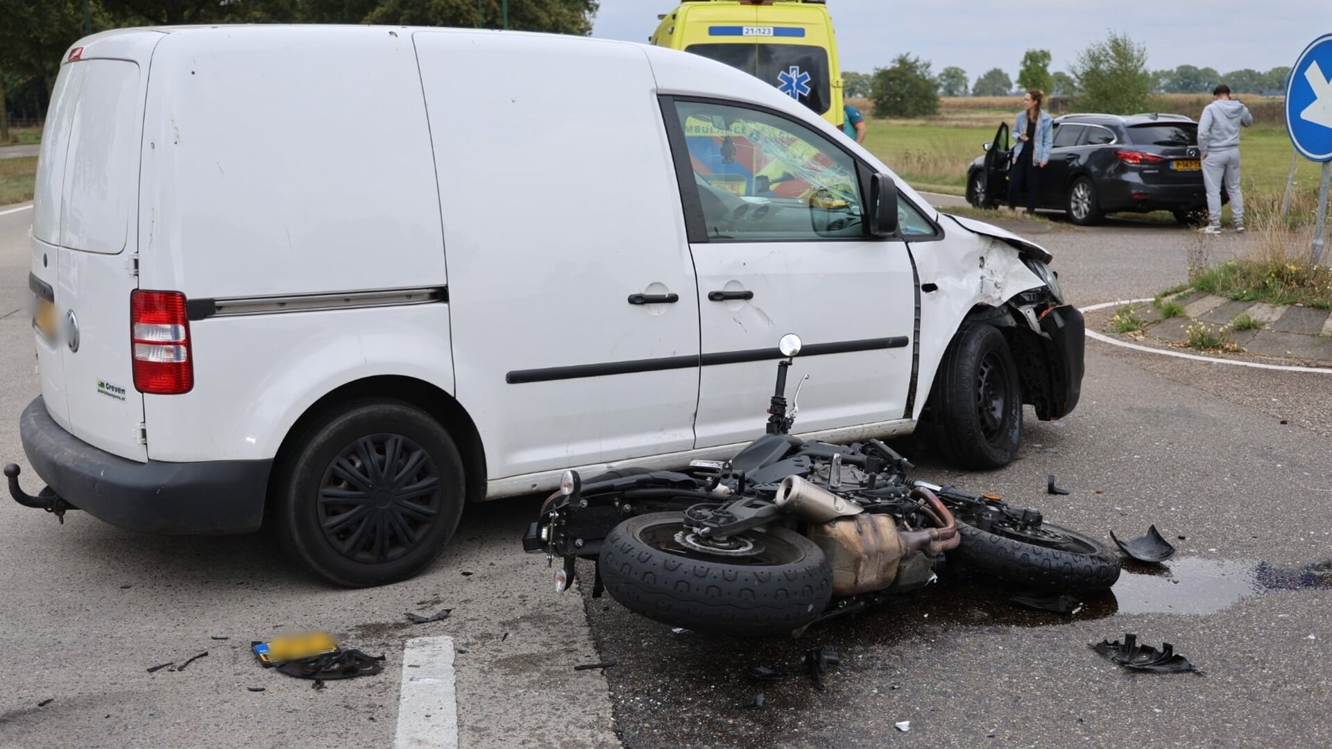 Motorrijdster gewond nadat afslaande automobilist haar over het hoofd zien in Wilbertoord