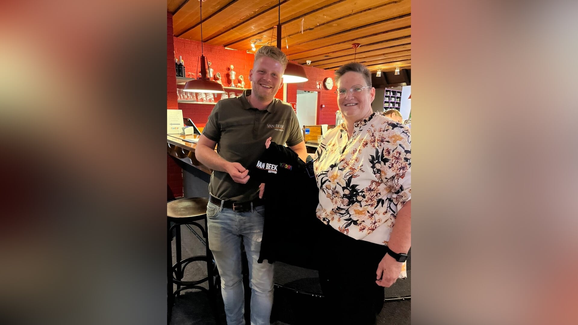 Nieuw wedstrijdshirt onthuld tijdens slotavond sjoelvereniging Ons Genoegen
