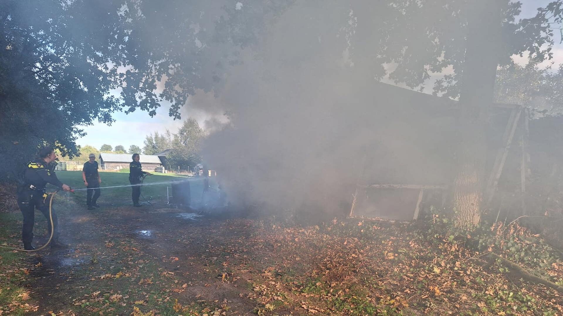 Schuur vliegt in brand aan Derptweg