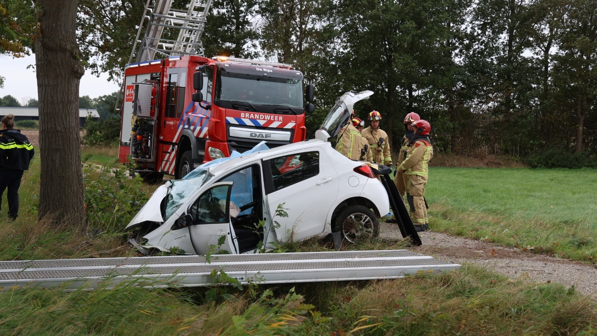 Vrouw gewond door botsing tegen boom bij Oploo