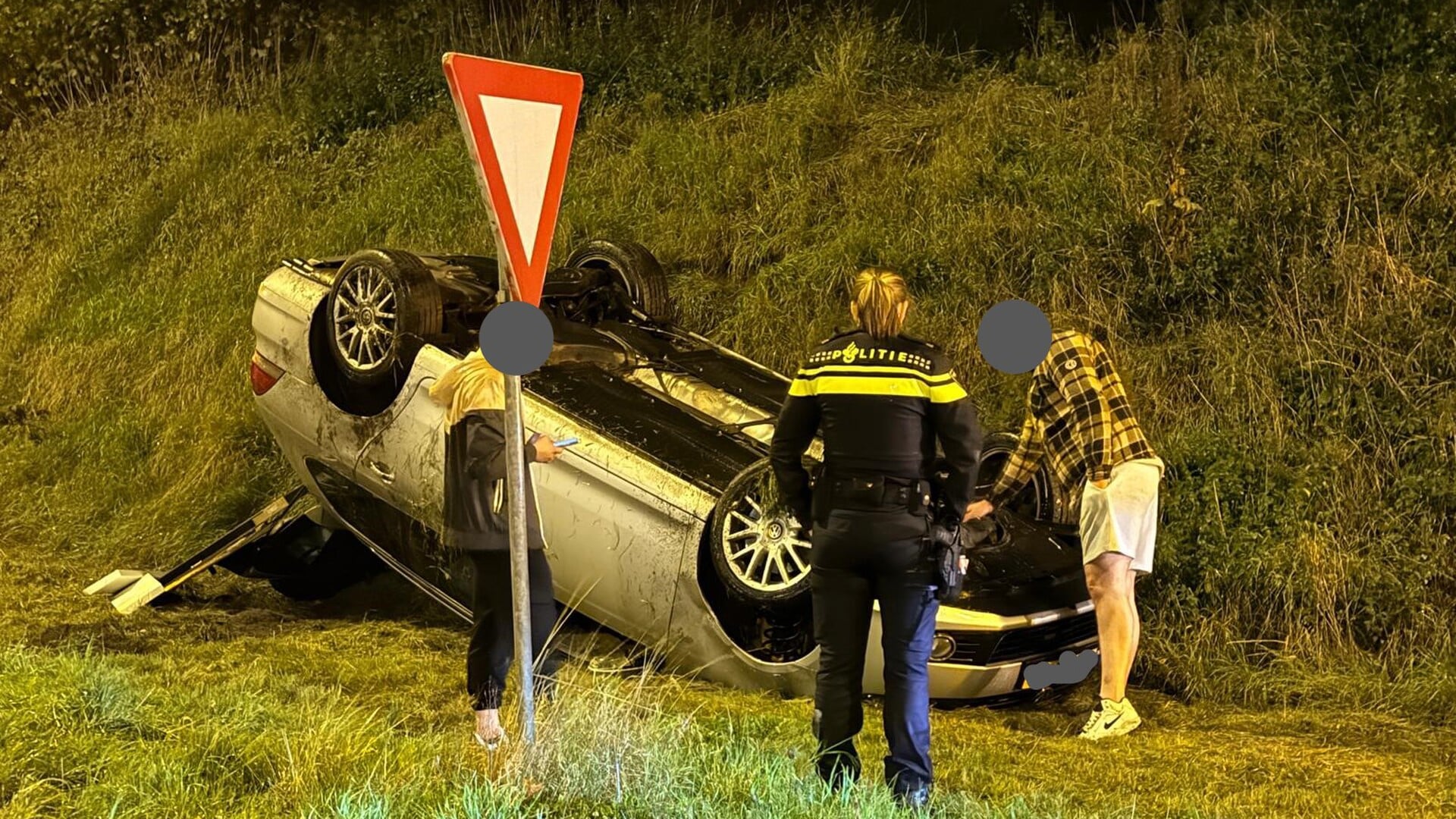Auto belandt op kop in talud na ongeval op N279