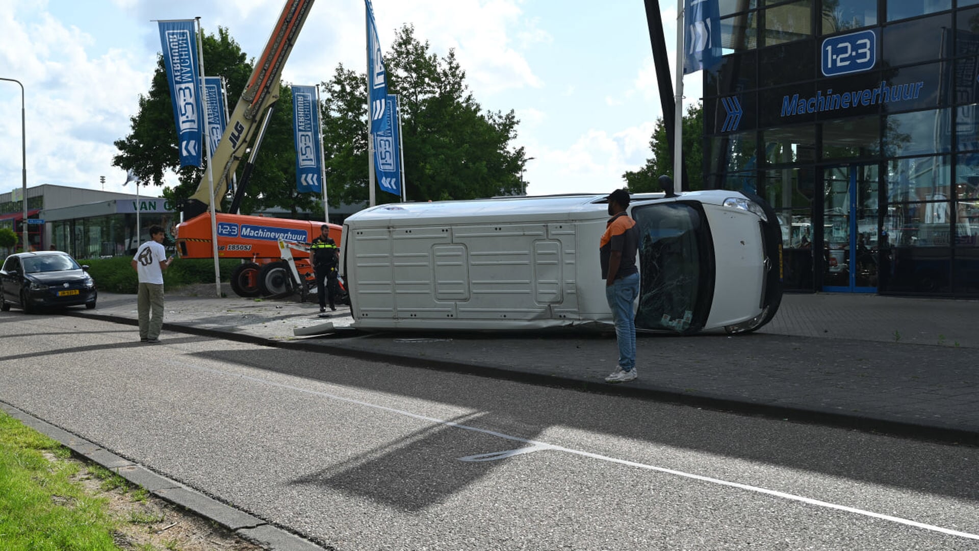 112 DRONTEN: Busje beland op de zijkant na aanrijding op De Linge