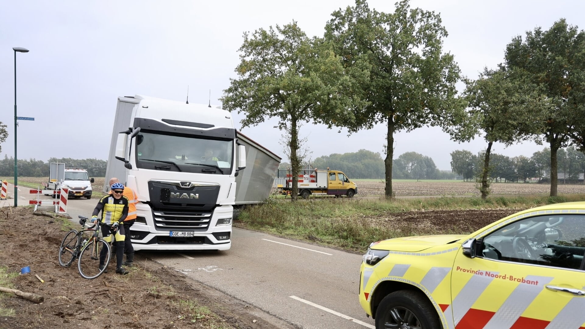 Vrachtwagen rijdt zich vast in sloot