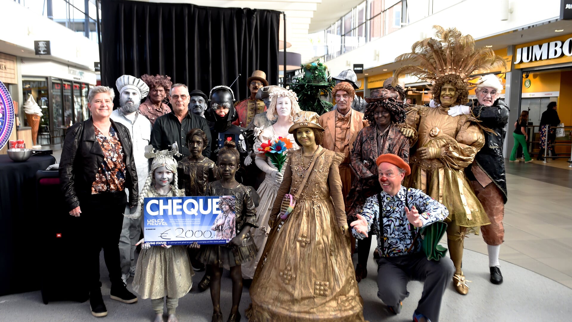 Nieuwe editie ‘The Giving Statues’ in winkelcentrum De Helftheuvel
