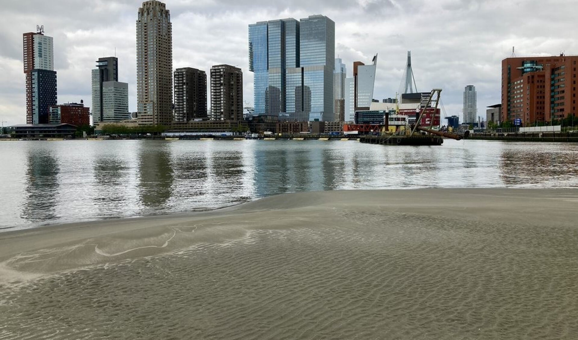 Gemeente plaatst vlag op het nieuwe strand in de Rijnhaven - Adverteren ...