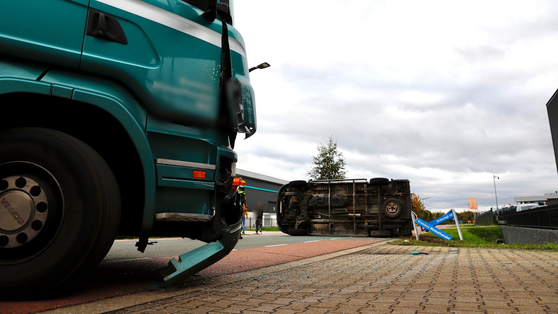 Rechts inhalend busje schampt vrachtwagen en belandt op zijkant bij Haps