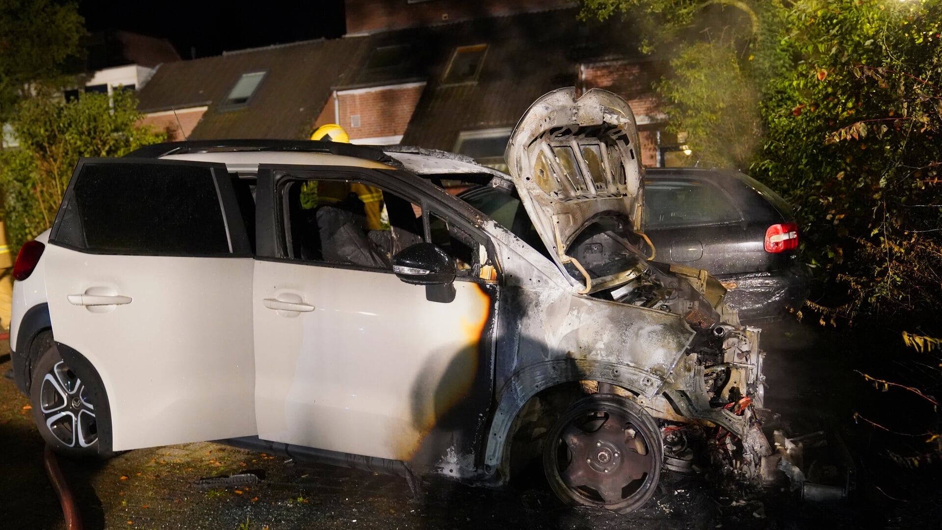 Drie voertuigen in brand in Rosmalen, mogelijk brandstichting – verdachte aangehouden