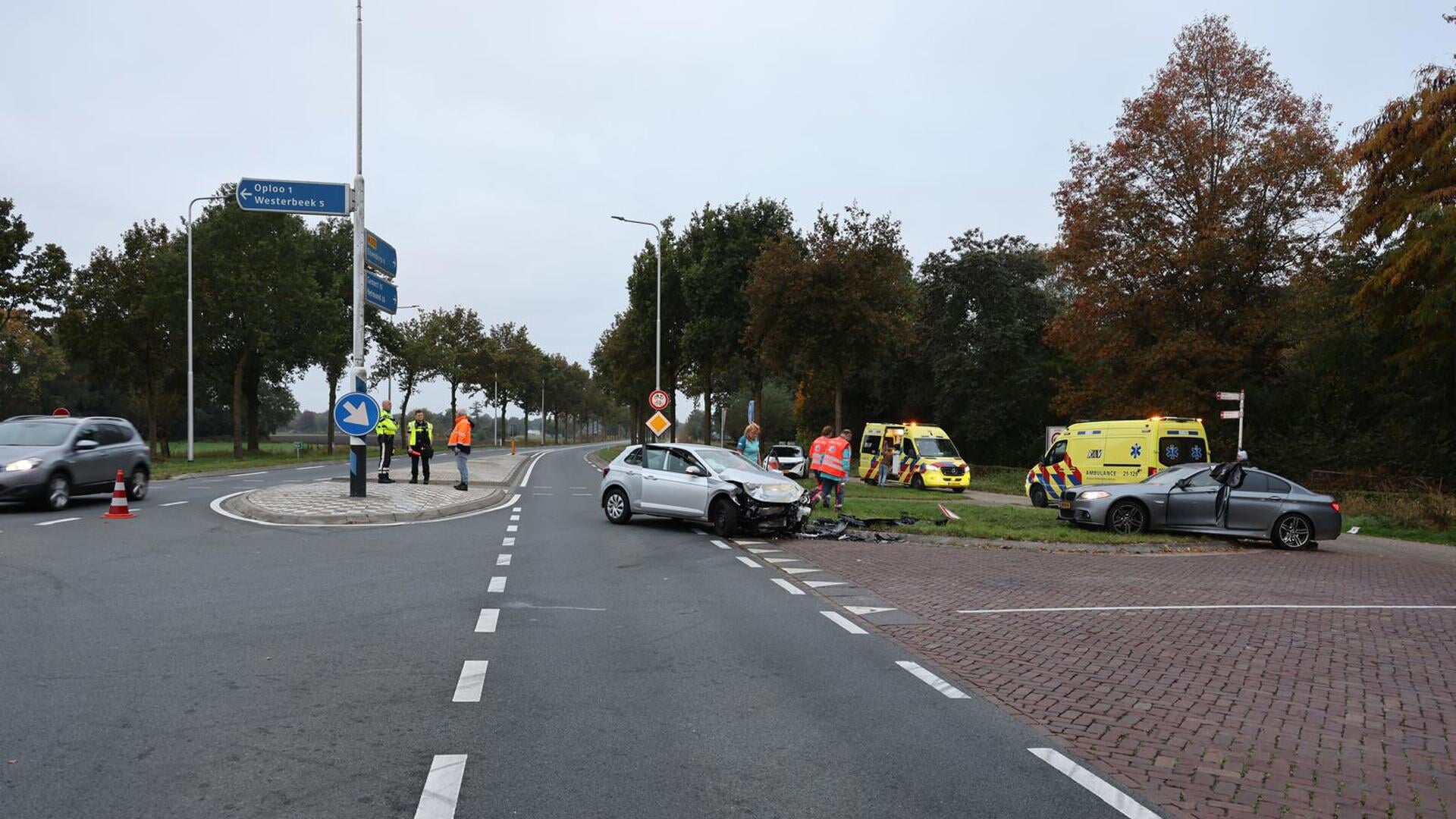 Twee voertuigen betrokken bij botsing bij Oploo