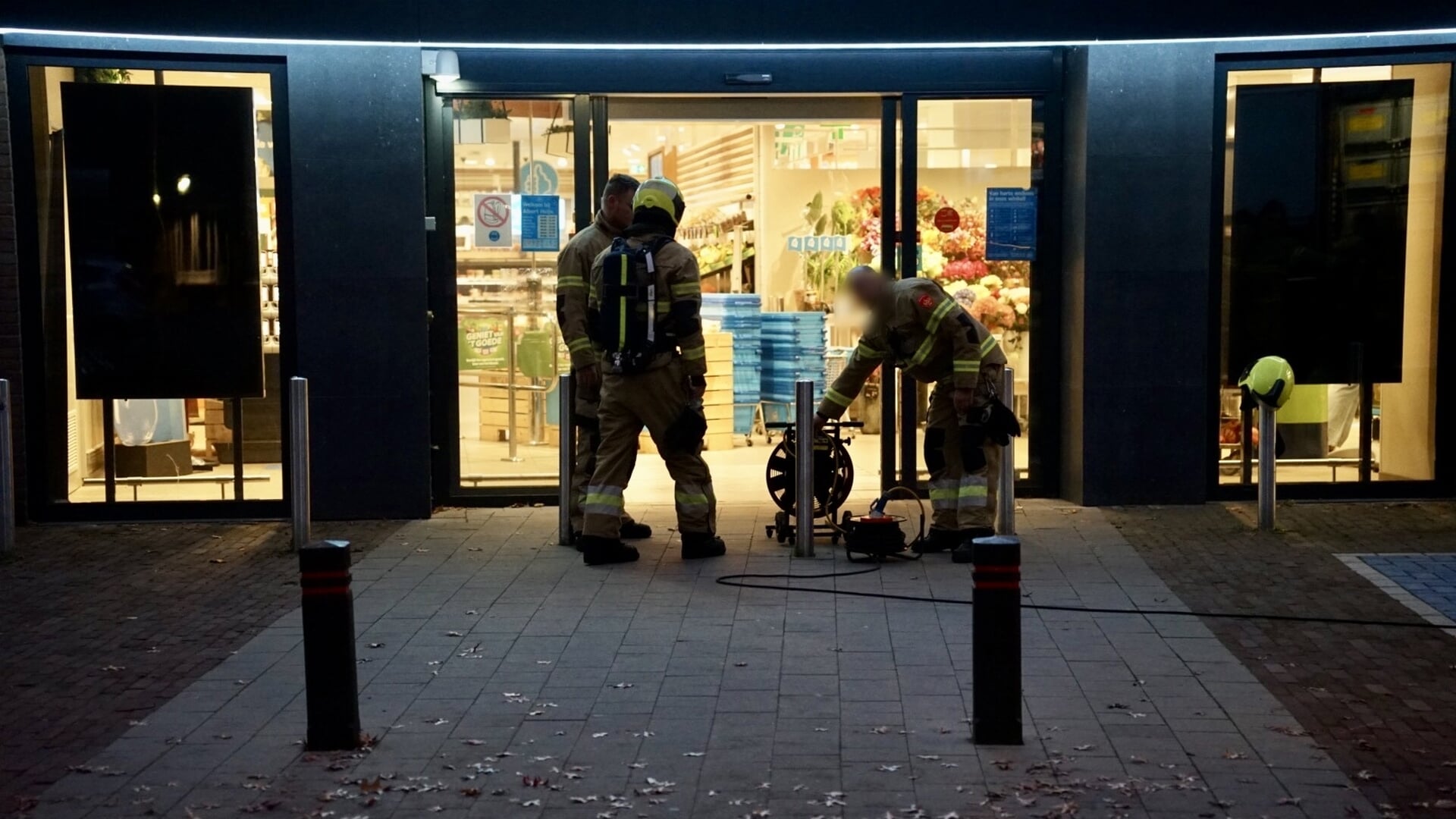 Brandweer rukt voor wederom uit voor vreemde lucht in supermarkt