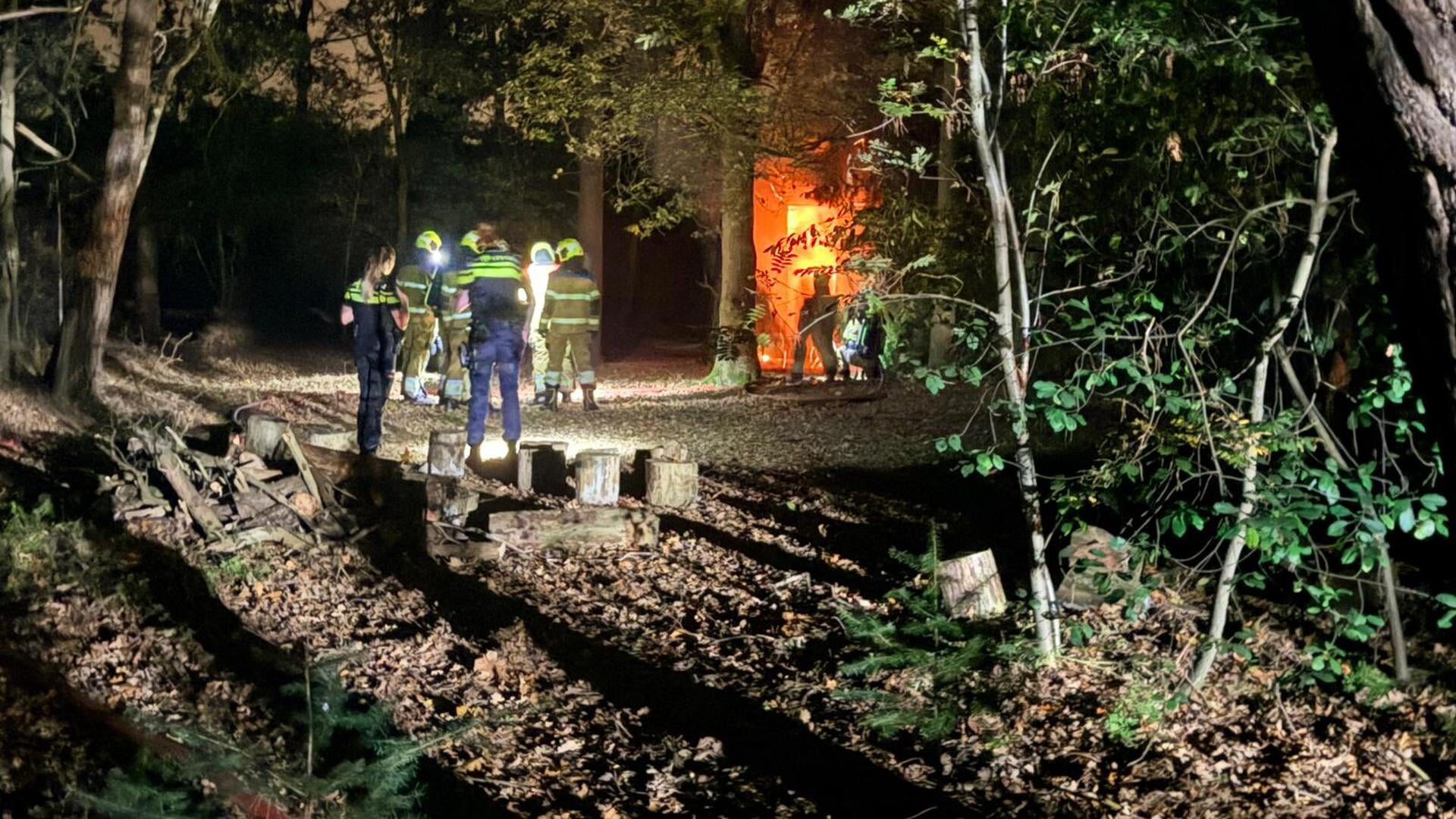 Udense brandweer blust bouwkeet in bossen Zeeland