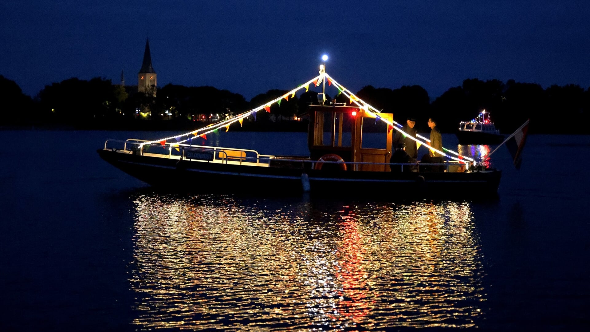 Verlicht voetveer viert tien jaar terug in de vaart