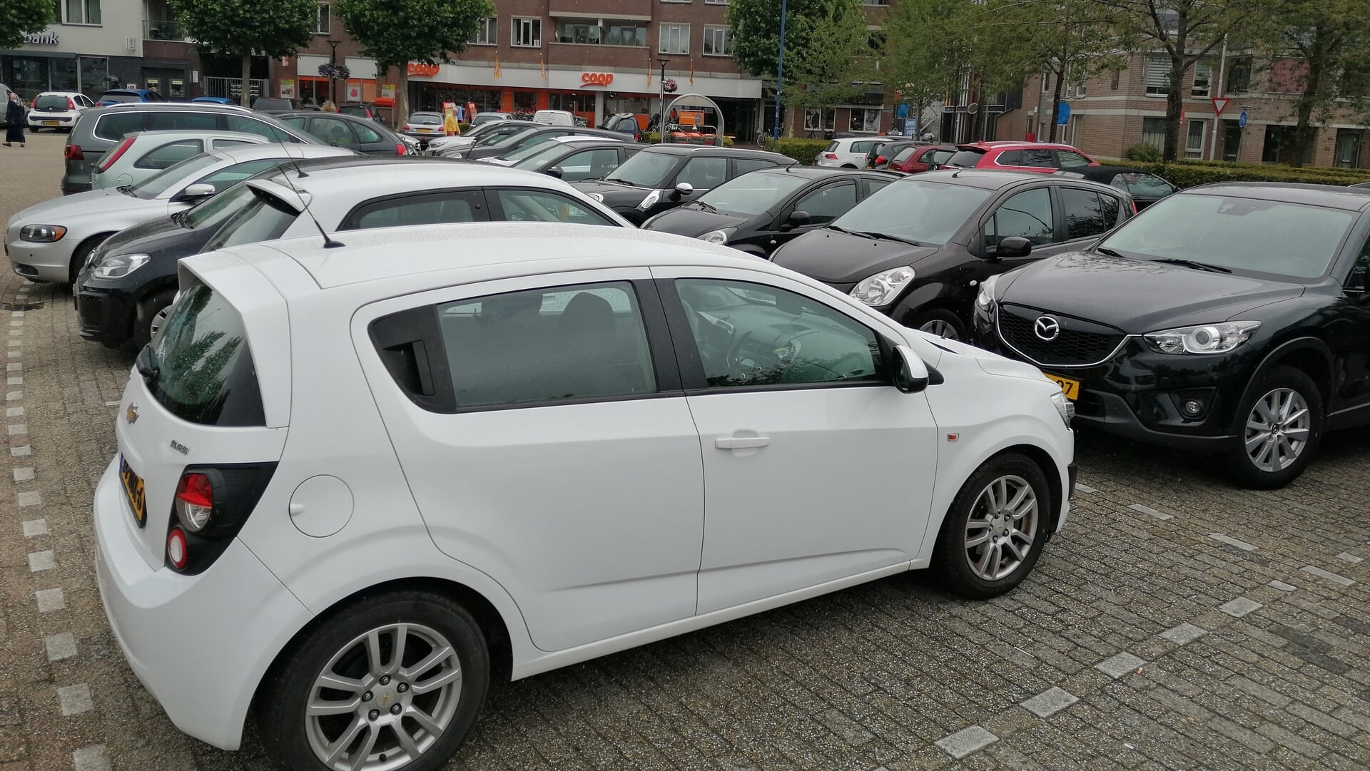 Wethouder in gesprek met centrumondernemers