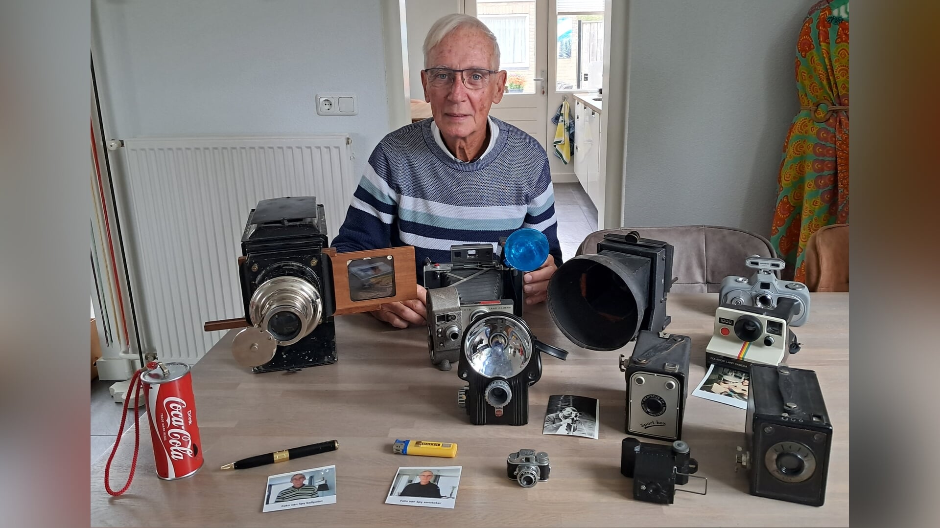 Jules Faber met oude camera’s op Verzamelbeurs