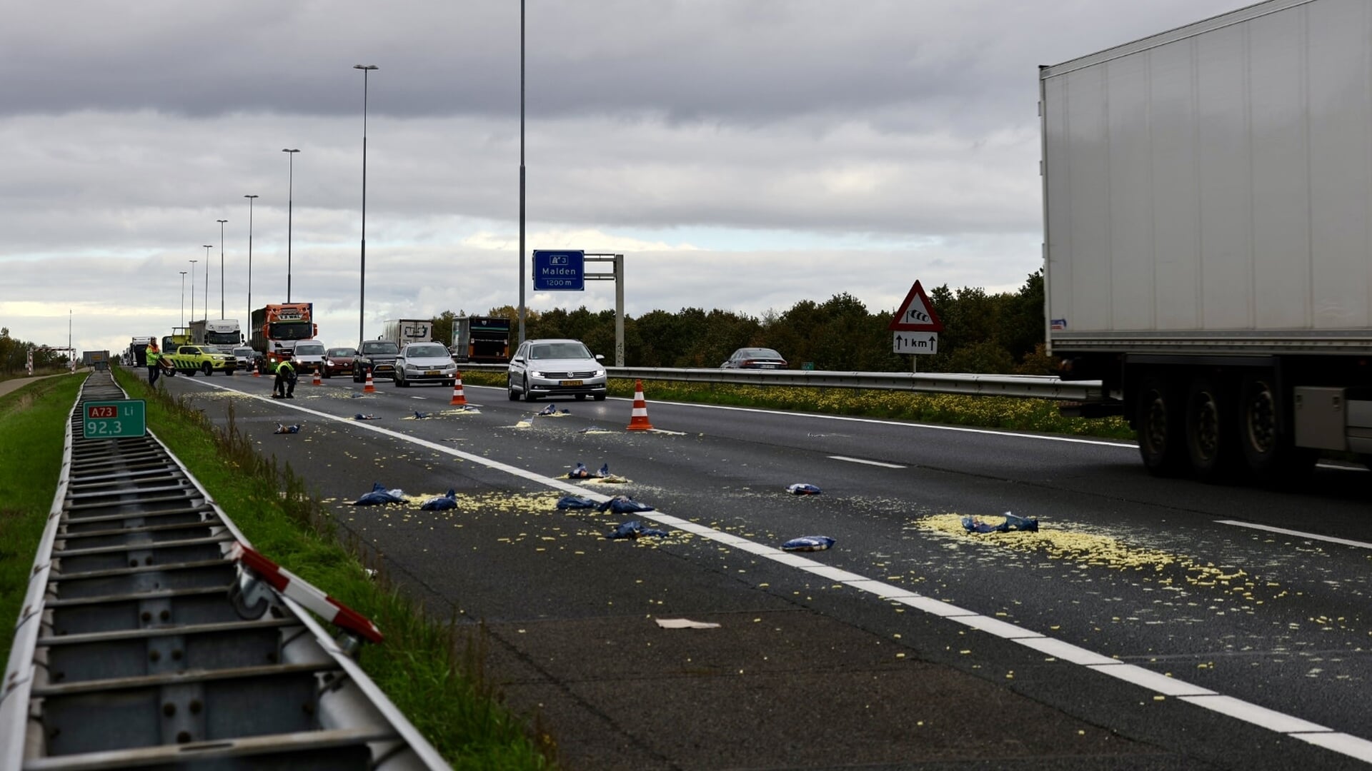 Vrachtwagen verliest dozen friet op A73 bij Cuijk; flinke file tot gevolg