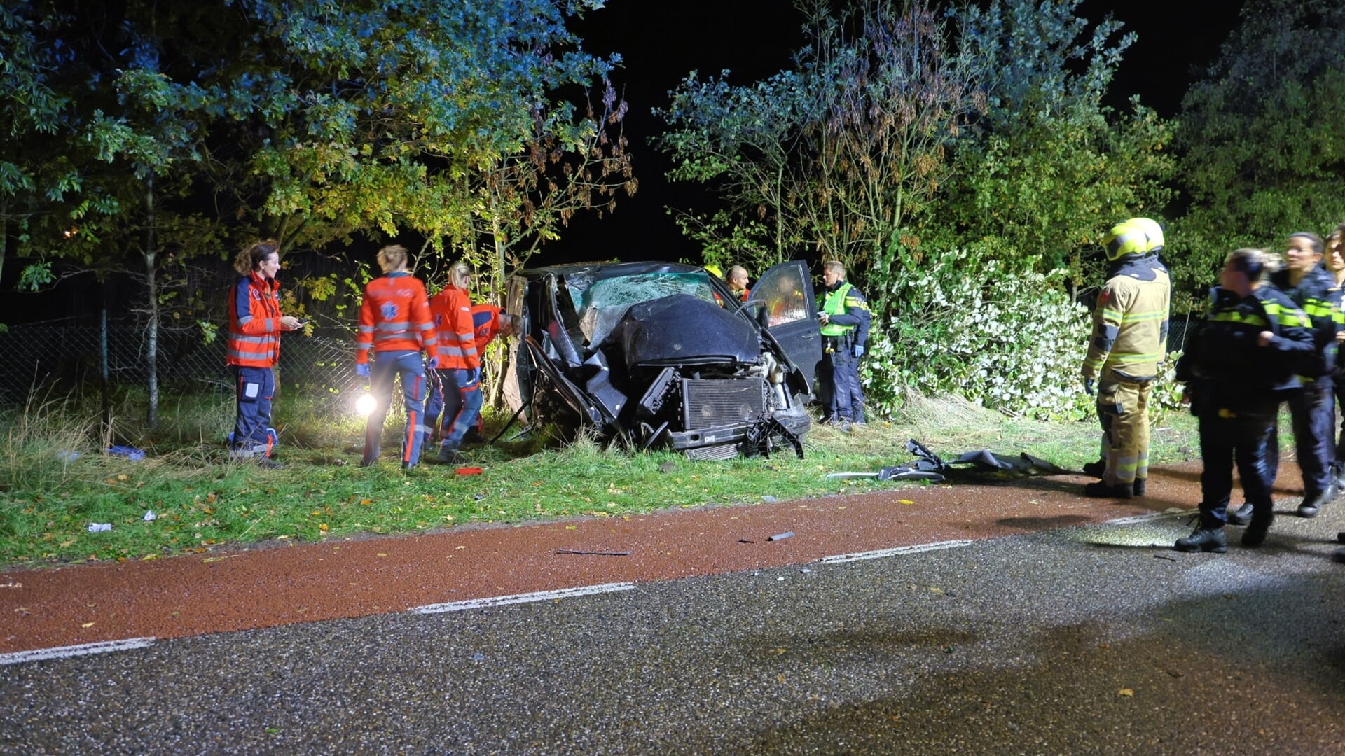 Automobilist zwaargewond door botsing tegen boom bij Langenboom