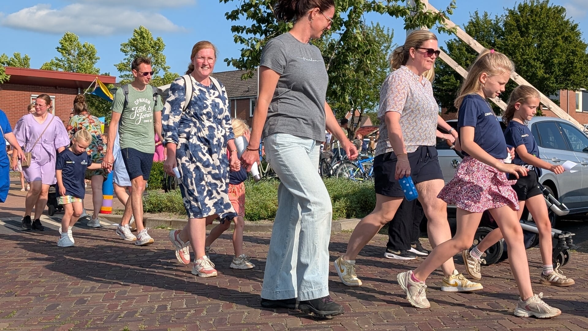 Avondvierdaagse leeft in Genemuiden: dik duizend lopers en 15 kilometer weer terug