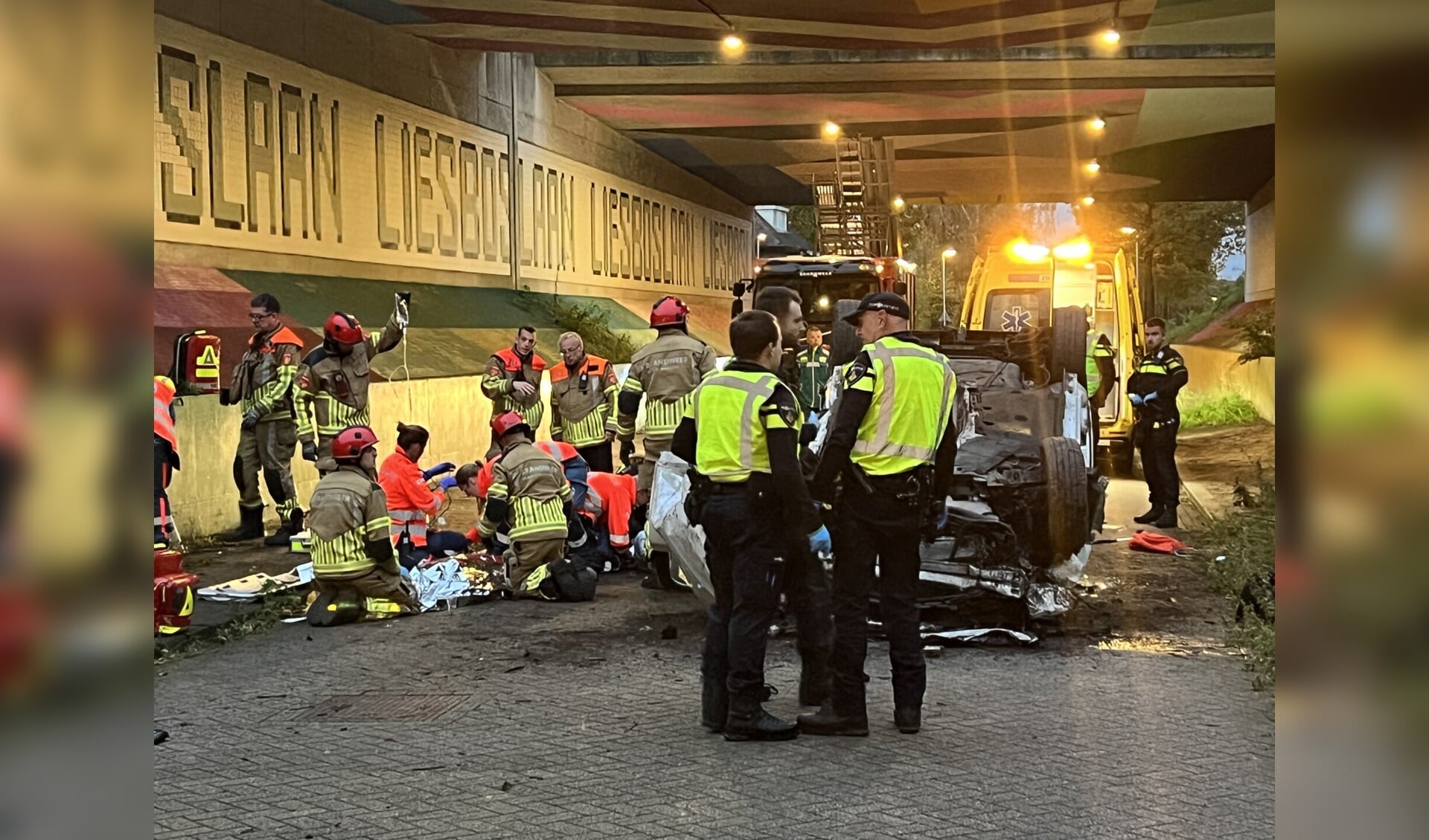 Auto Rijdt Op De A16 Van Het Viaduct Af En Belandt Ondersteboven Op De ...