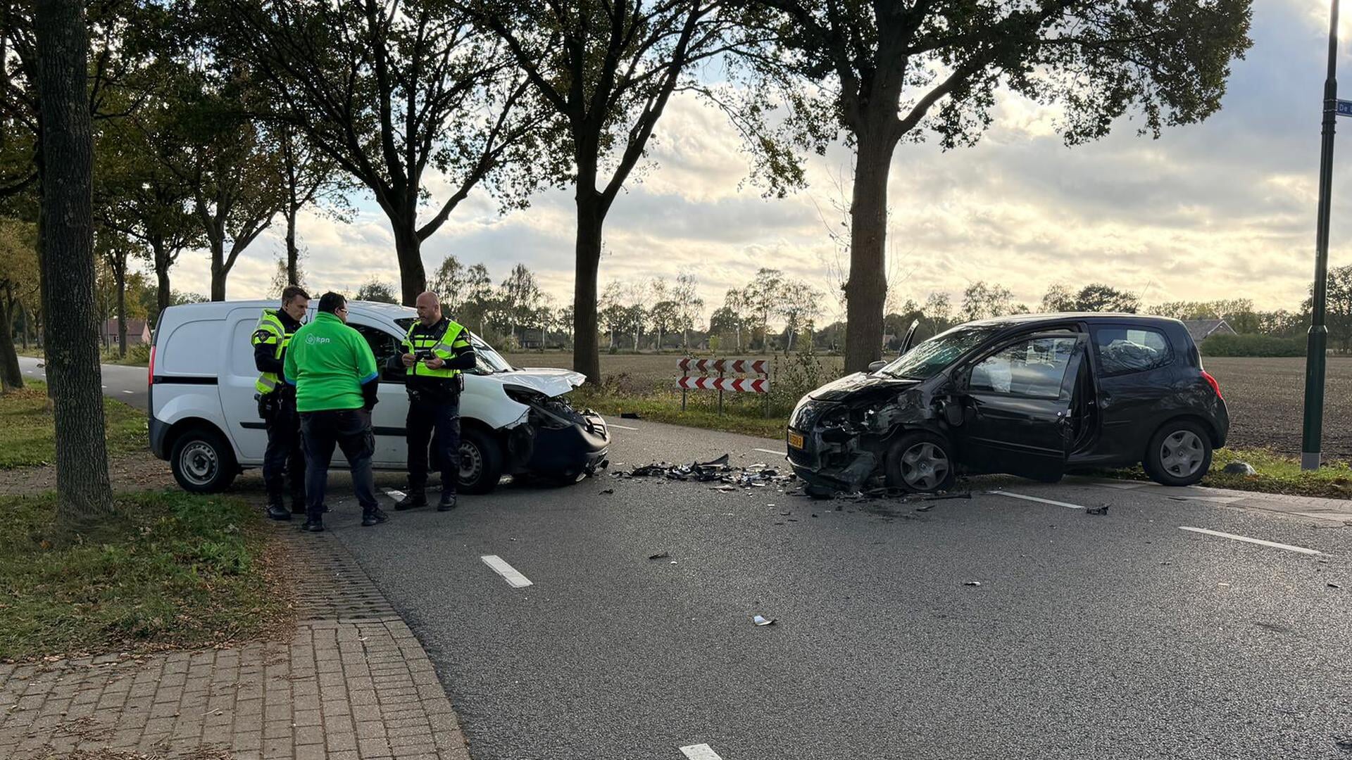Veel schade bij botsing tussen twee auto’s in Erp