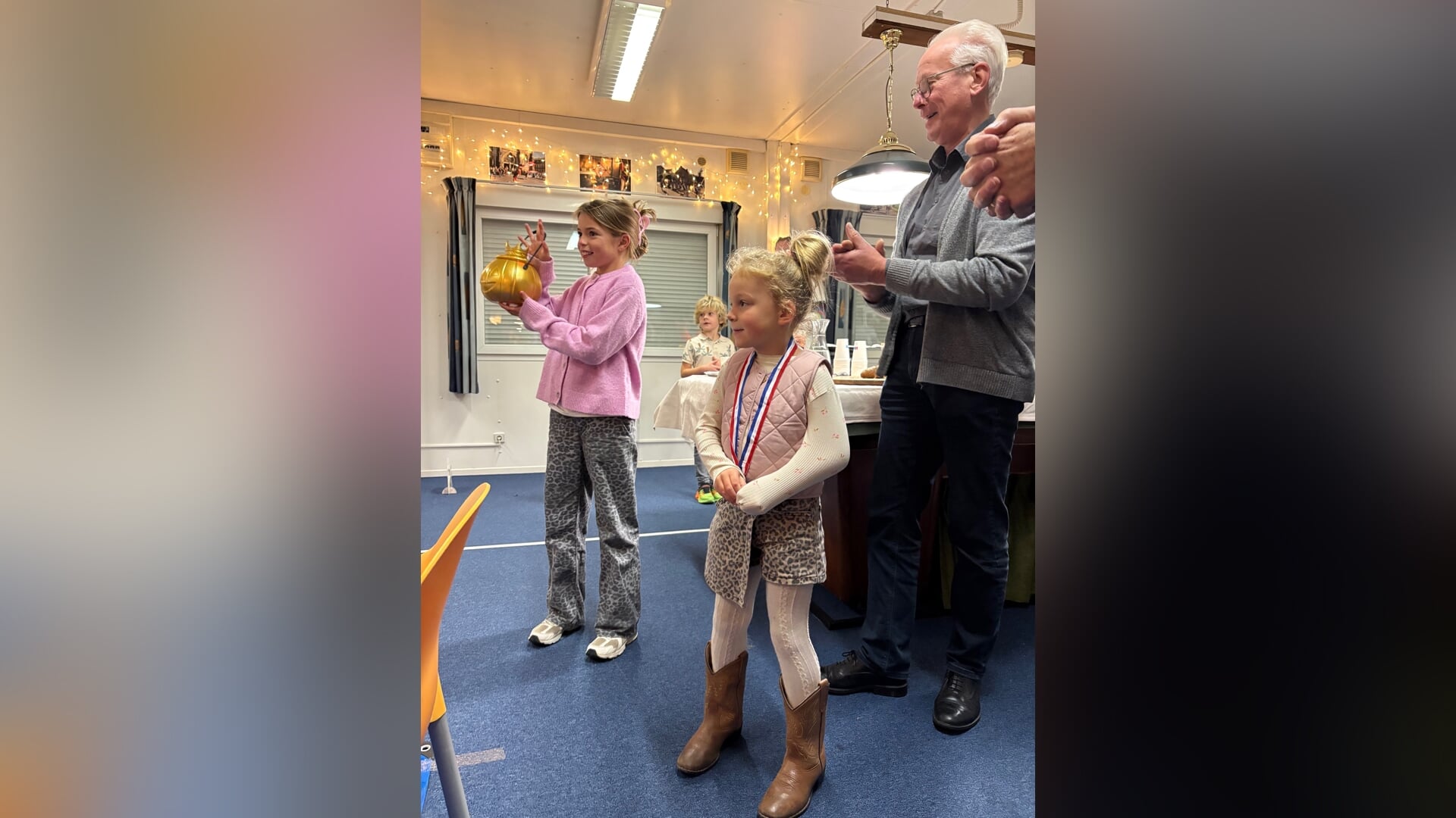 Jasmijn Kroeze (10) schiet pompoen van de standaard