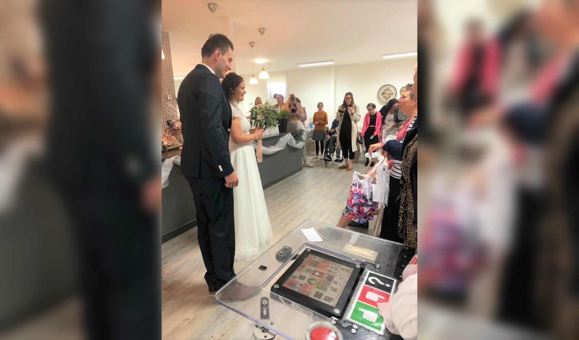 Cliënten De Notabelen in Bleskensgraaf zingen bruidspaar Andrea en Wilco toe